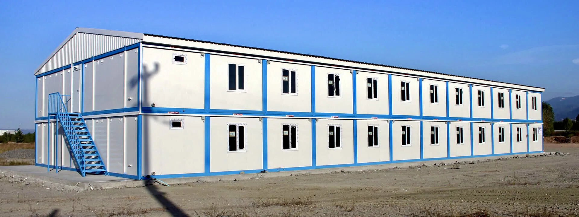 Edificio modular de dos niveles para alojamiento y oficinas