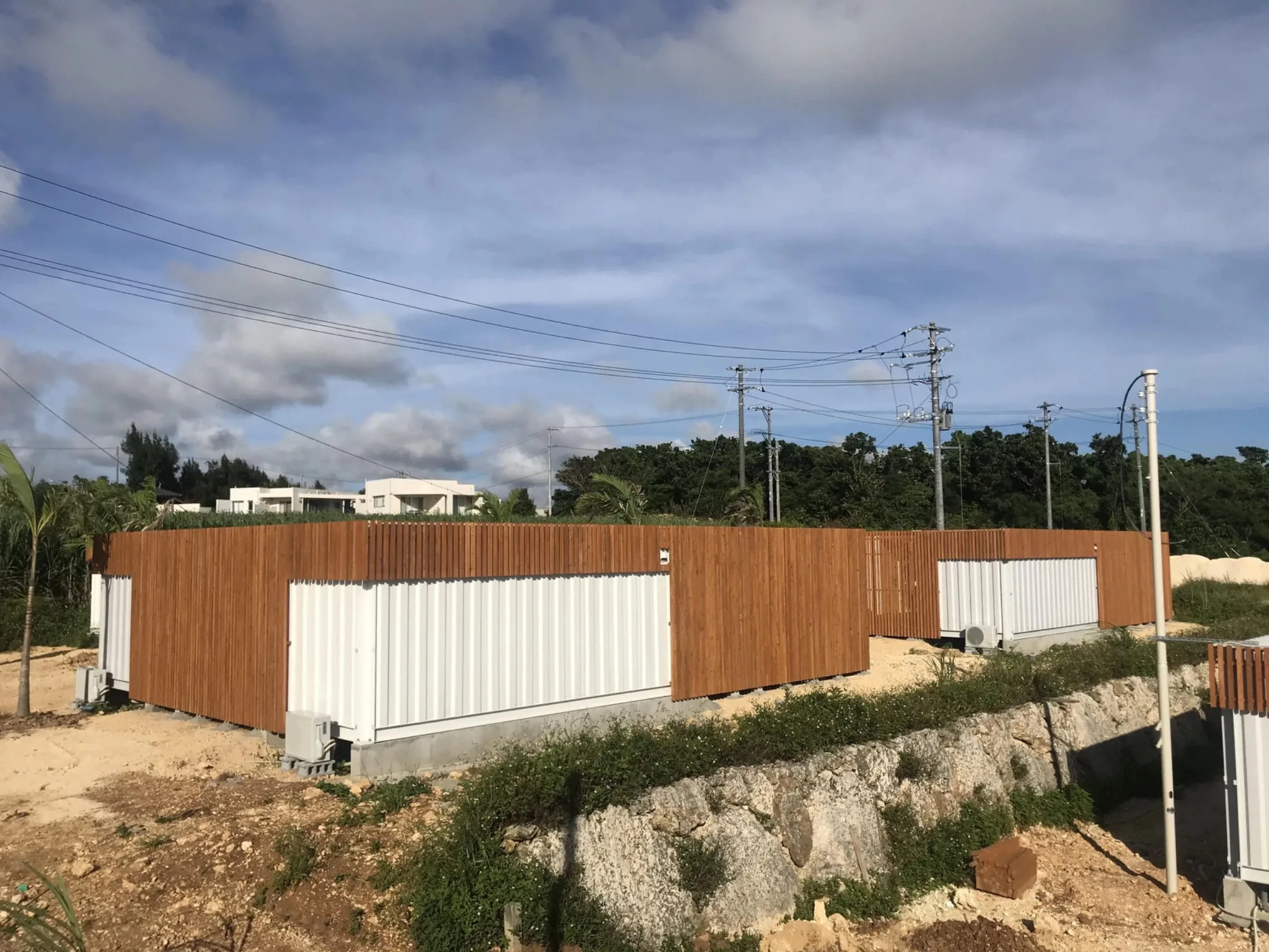 Campamento modular revestido en entorno natural