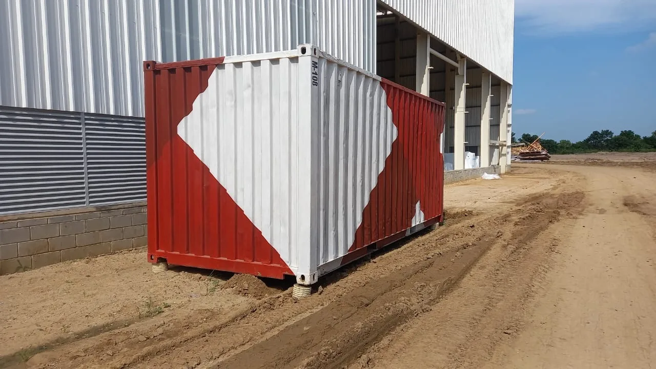 Contenedor adaptado para apoyo operativo en obra