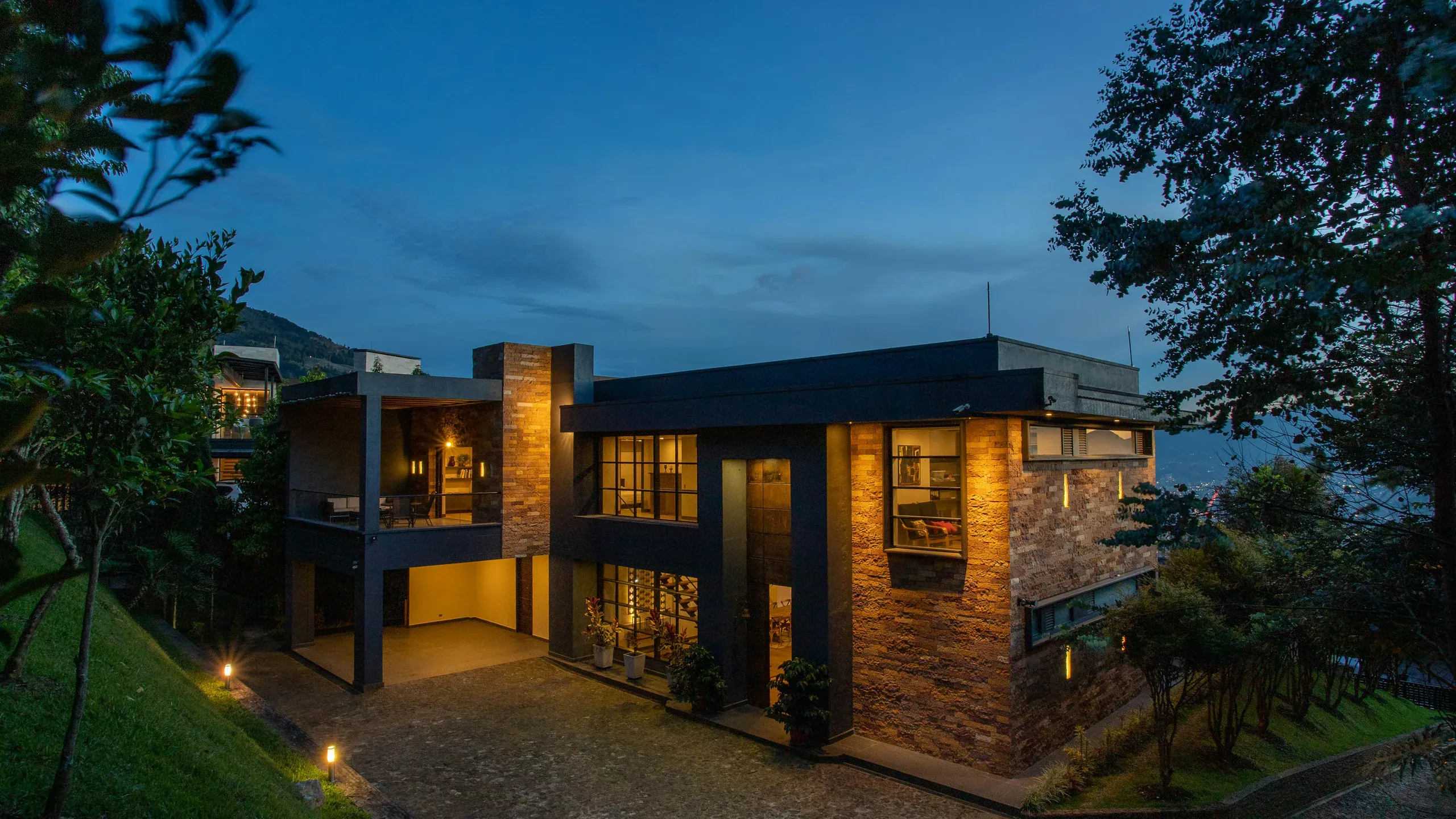 Arquitectura contemporánea iluminada al atardecer