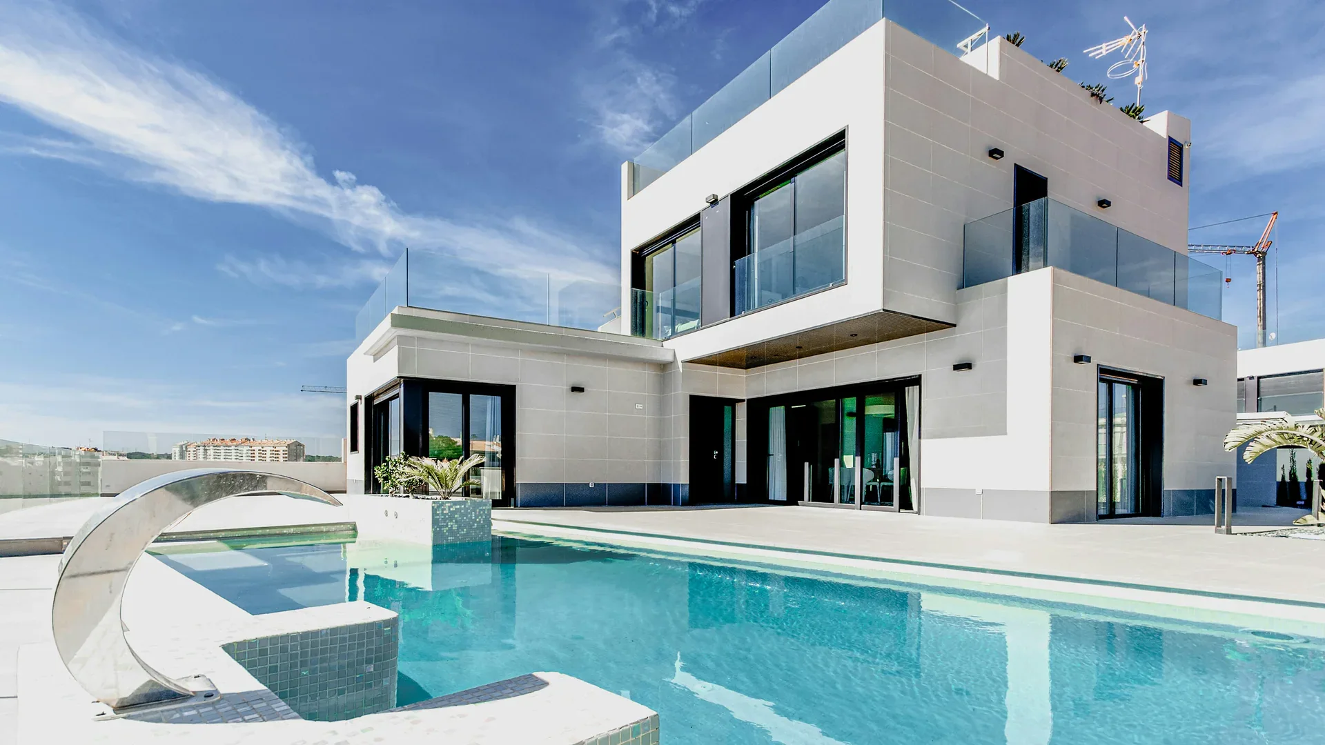 Arquitectura contemporánea con vidrio, concreto y vegetación