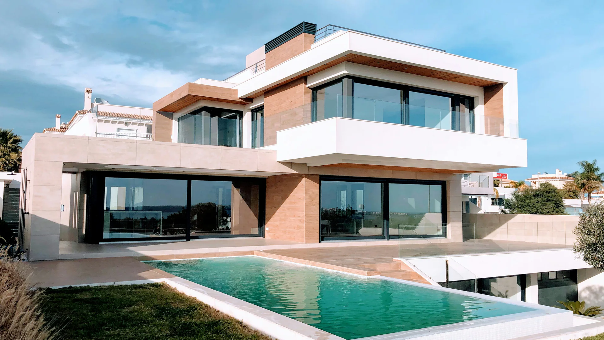 Complejo arquitectónico contemporáneo de uso comercial